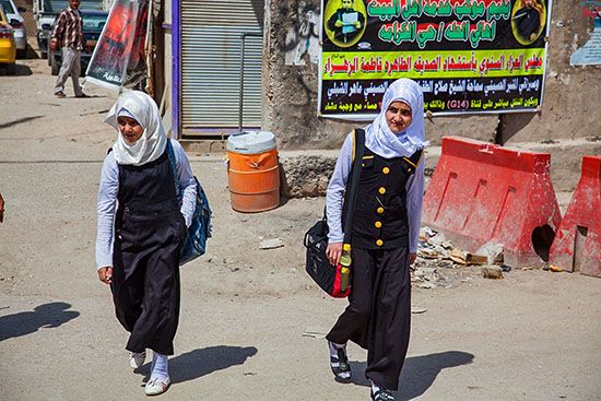 Irak, Hillah (Al Hilla). Uczennice w tradycyjnym stroju idace do szkoly.